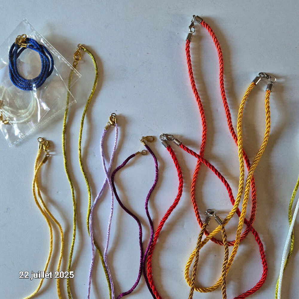 Lot de 19 colliers imitation corde, ou double, en satin avec Bijoux et montres