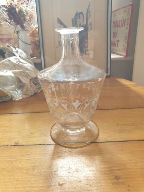 Flacon/carafe/vase ancien avec dessins dor�s 25 Mouxy (73)