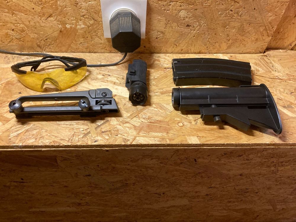 R&eacute;plique d'air soft M15A4 modifi&eacute;e et accessoires. Sports