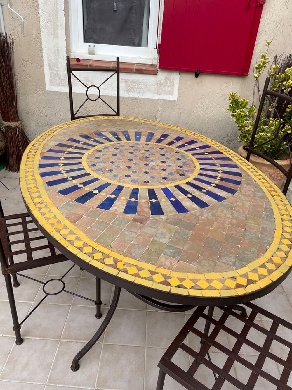 Table marocaine fa&iuml;ence, fer forg&eacute; et 4 chaises fer forg&eacute; Meubles