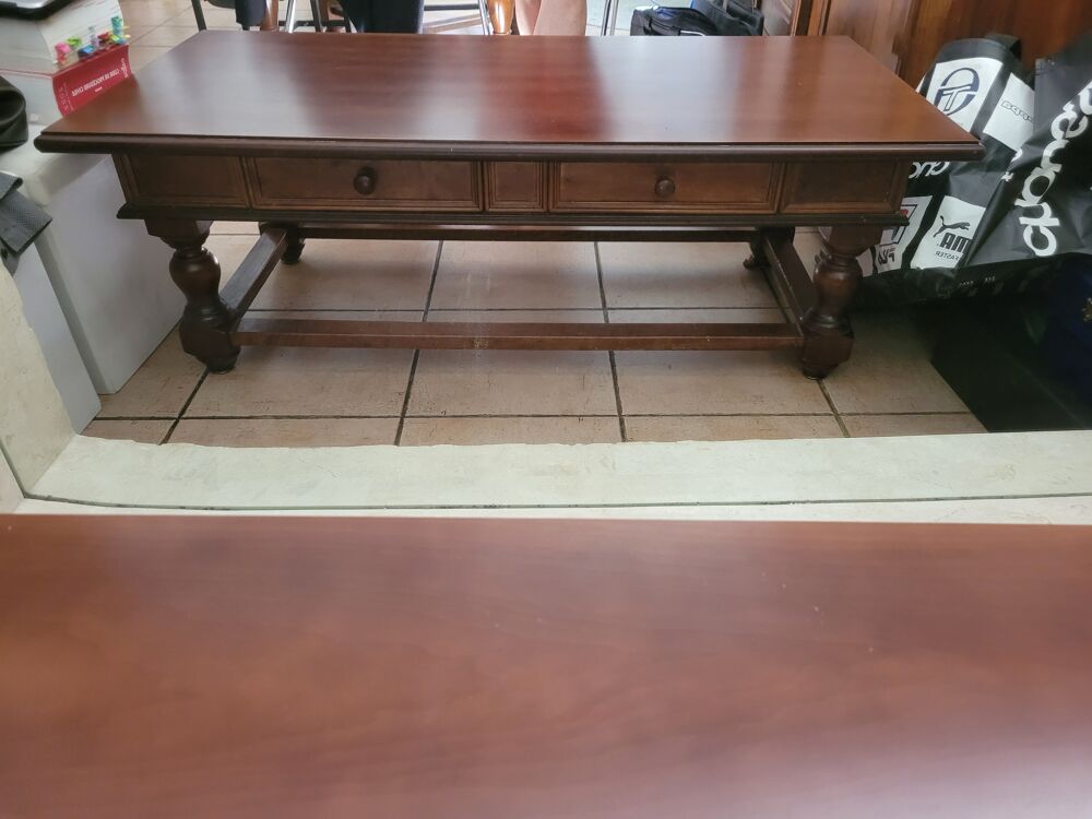 Table basse bois 2 tiroirs en parfait &eacute;tat
Meubles