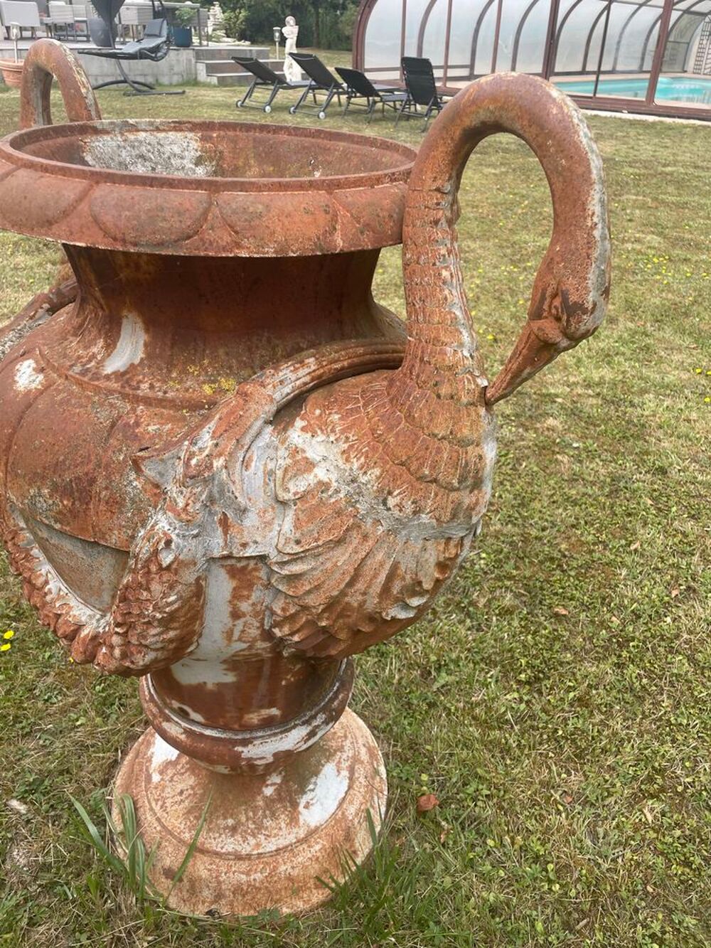 Magnifique vase orn&eacute; de cols de cygne en fonte Décoration