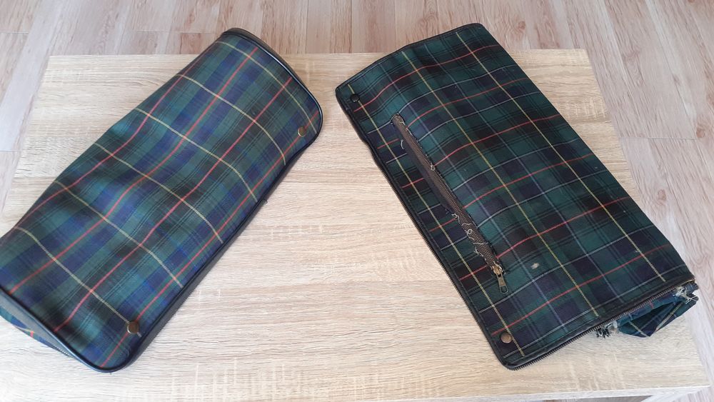 2 valises pliables &eacute;cossaises de 1960 . 