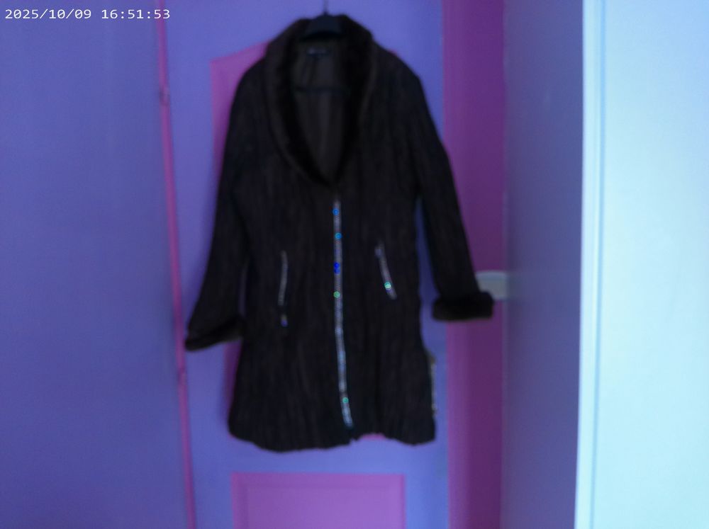 manteau neuf marron pliss&eacute; et strass 65 euros Vêtements
