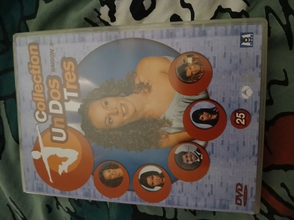 DVD UN DOS TRES
DVD 25
SAISON 3
DVD et blu-ray