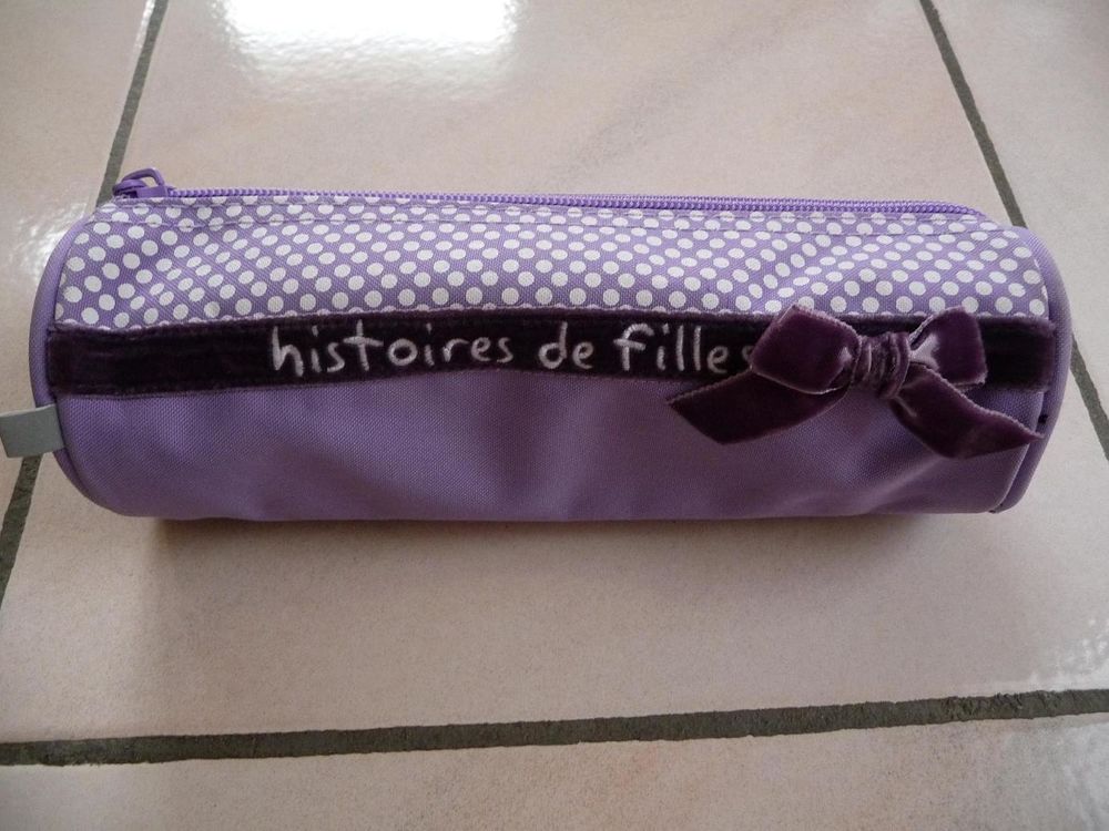Trousse ronde parme Histoires de filles tr&egrave;s jolie Maroquinerie