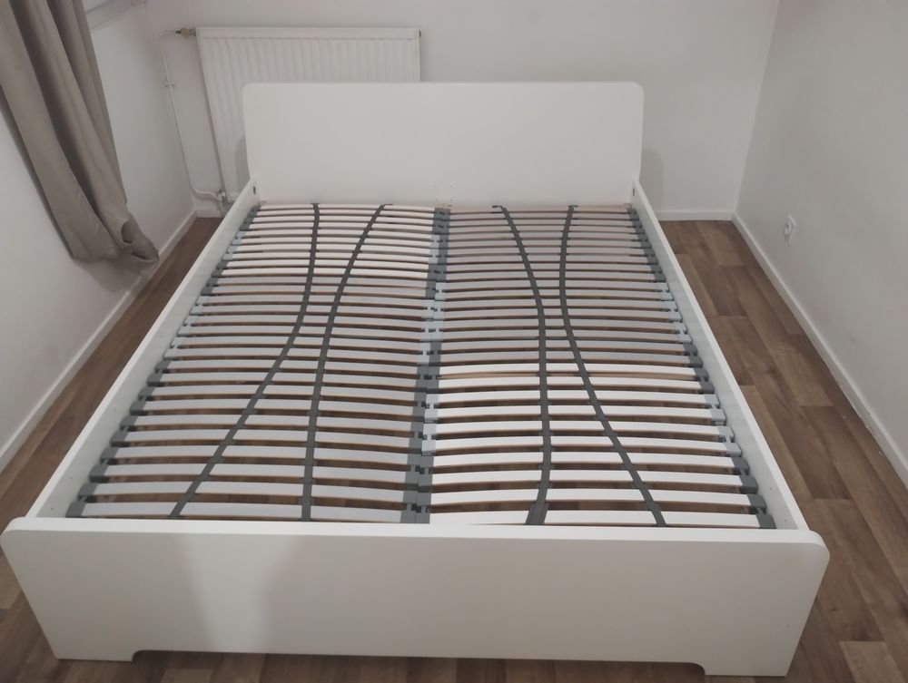 Lit king size sommier // avec matelas a m&eacute;moire de forme Meubles