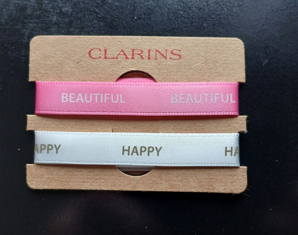 LOT DE 3 BRACELETS FANTAISIE AVEC TROUSSE "&nbsp;CLARINS&nbsp;" Bijoux et montres