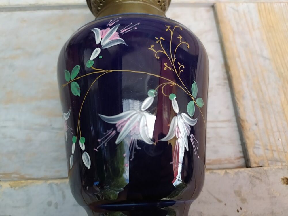 Ancienne Lampe &agrave; P&eacute;trole Fa&iuml;ence Bleu Nuit D&eacute;cor Fuchsias Décoration