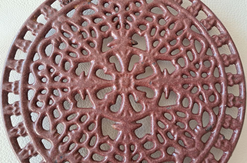 dessous de plat en fonte &agrave; formes g&eacute;om&eacute;triques bordeaux Cuisine