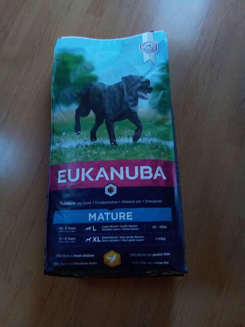 Croquettes pour chien 30 73210 Longefoy