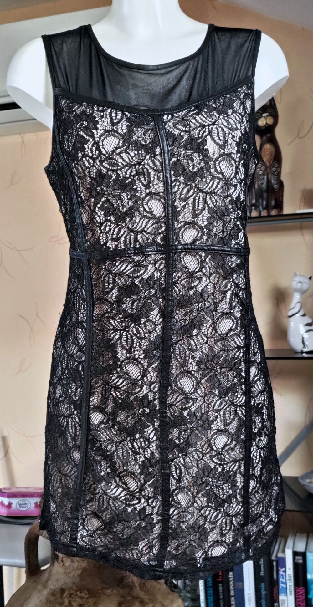robe noire: au choix
autres mod&egrave;les dispo, demandez photos Vtements