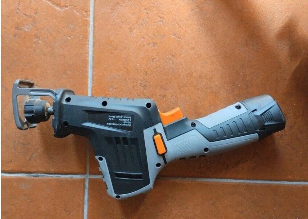 Scie sabre portative 12V Tacklife Bricolage