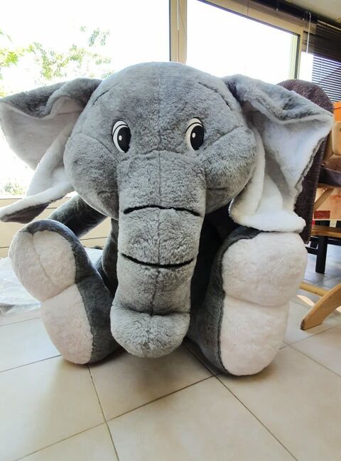 Peluche gante lphant (environ 100/70cm) 50 Saint-Georges-des-Coteaux (17)