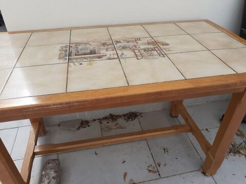 TABLE EN CHENE CLAIR CARRELEE 
110 Montpellier (34)