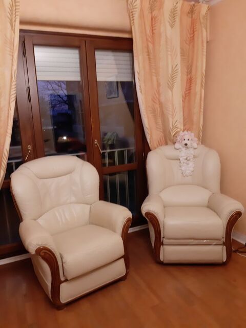 2 fauteuils en cuir blanc  280 Périgny (17)