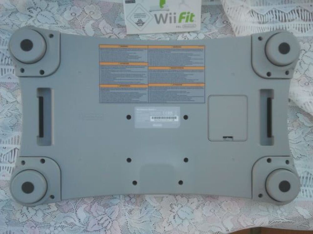 Balance Blanche Board Wii Fit + Jeu Inclus Wii Fit Consoles et jeux vidéos