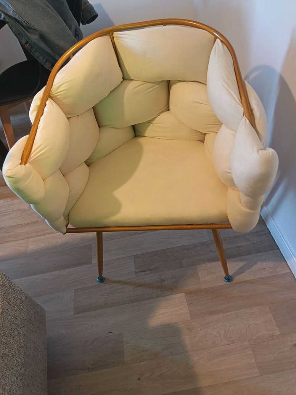 Fauteuil cr&egrave;me et dor&eacute; pour salon Meubles