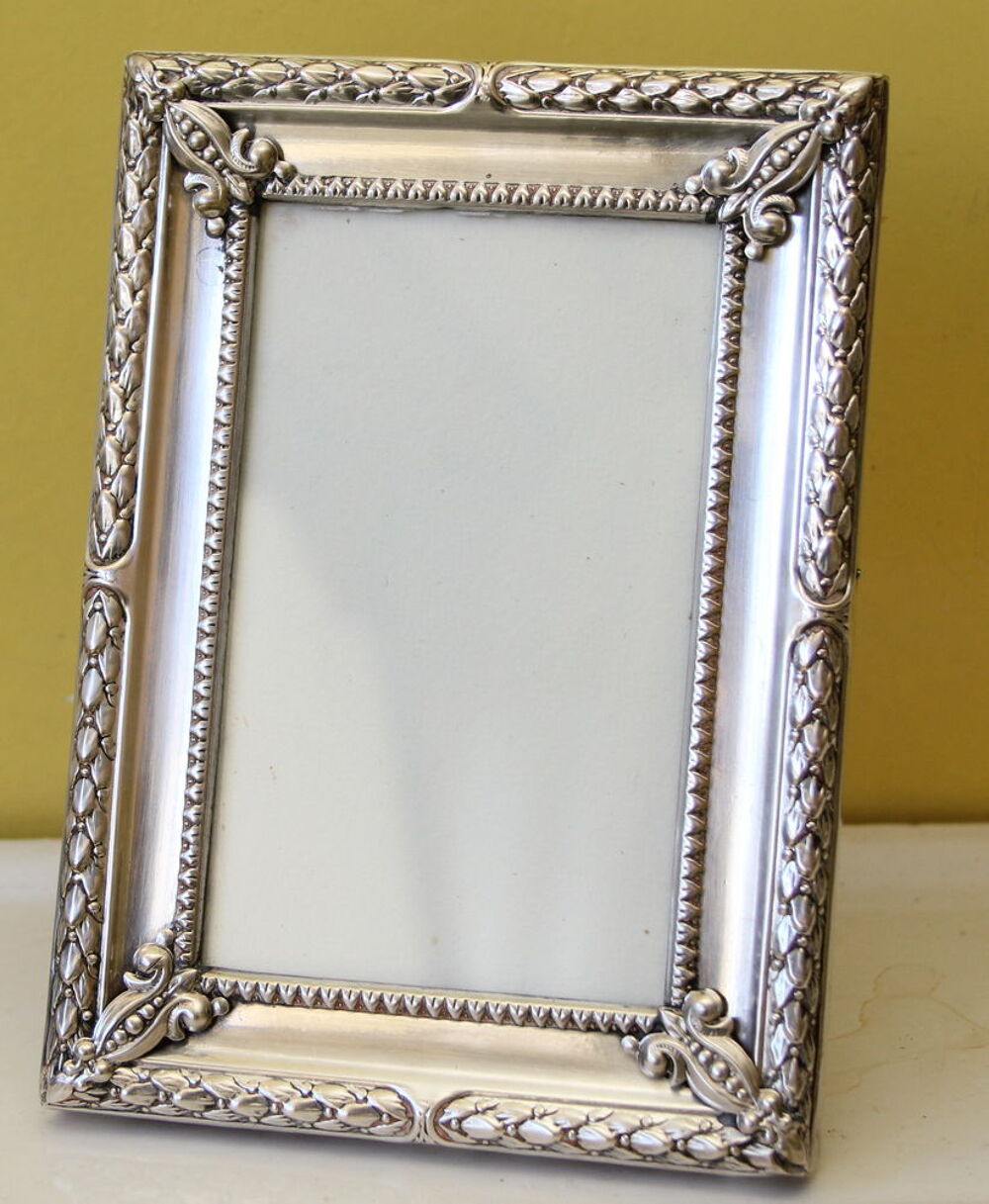Cadre photo argent massif repouss&eacute; style Louis XVI
D�coration
