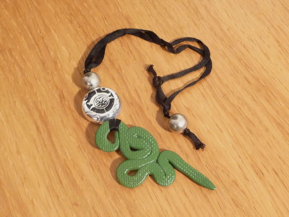 Collier/ Sautoir avec son Serpent Vert et Billes Bijoux et montres