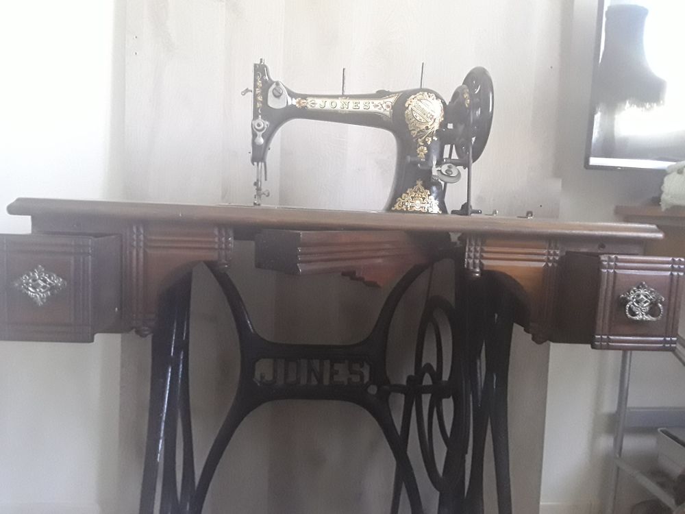 Machine &agrave; coudre ancienne Meubles