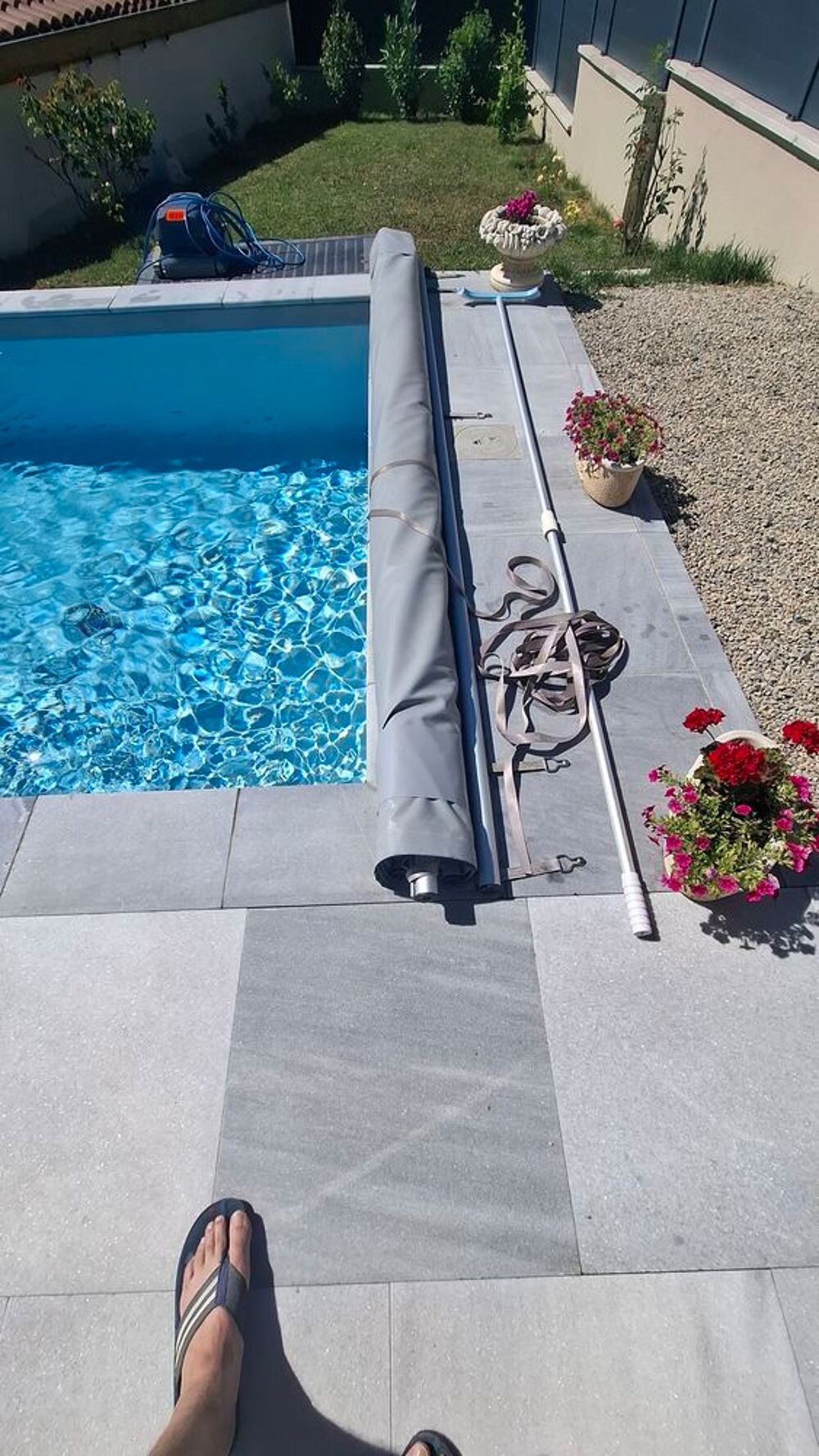 Couverture piscine &agrave; barres Jardin