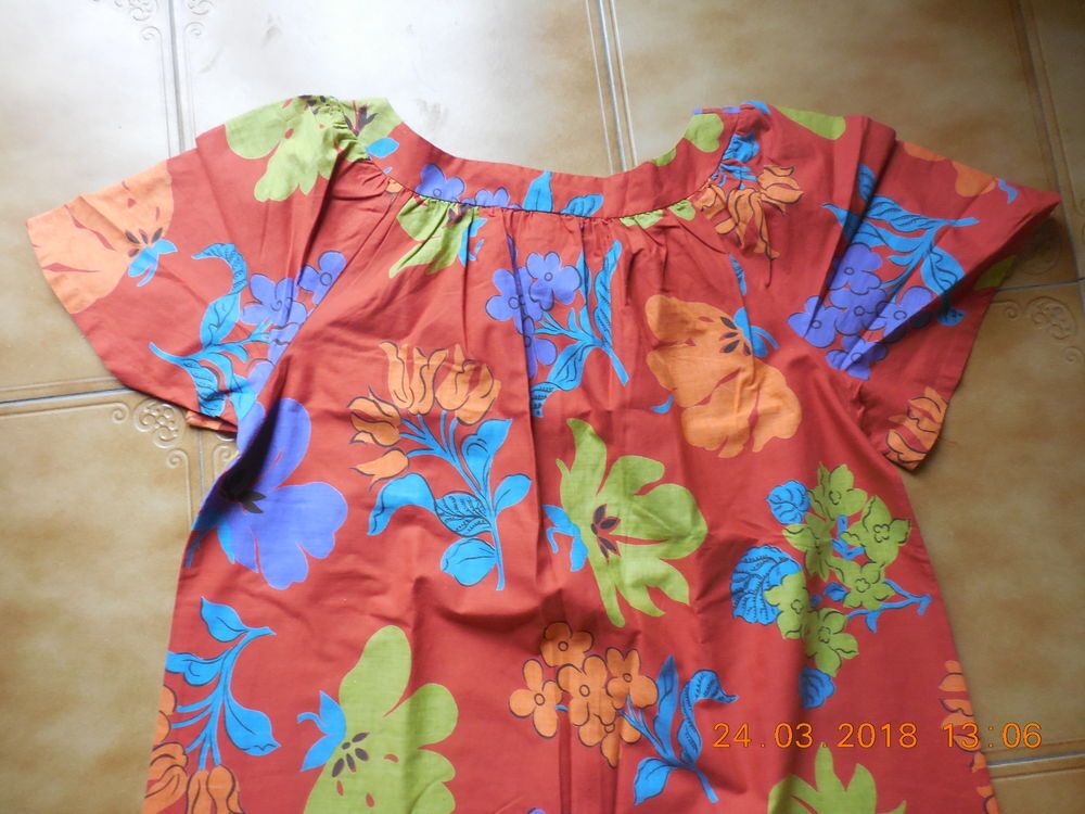robe &agrave; fleurs t 42 44 
Vêtements