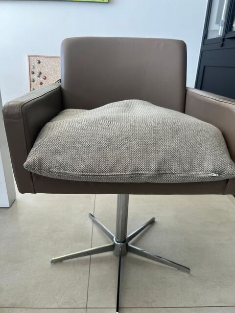8 fauteuils cuir taupe St Aygulf (83)