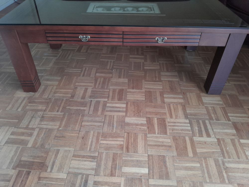 Table basse en bois macif wenger avec plateau verre. Meubles