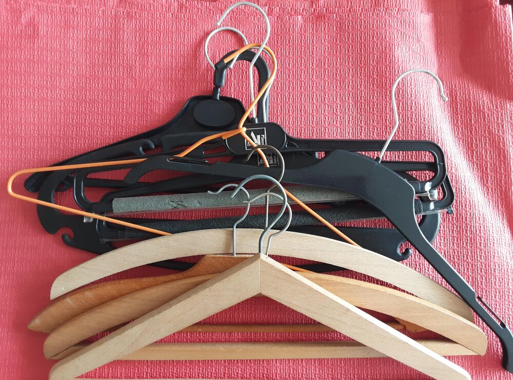 lot de 6+4 cintres disparates (6 en plastique rigide et 4 en Meubles