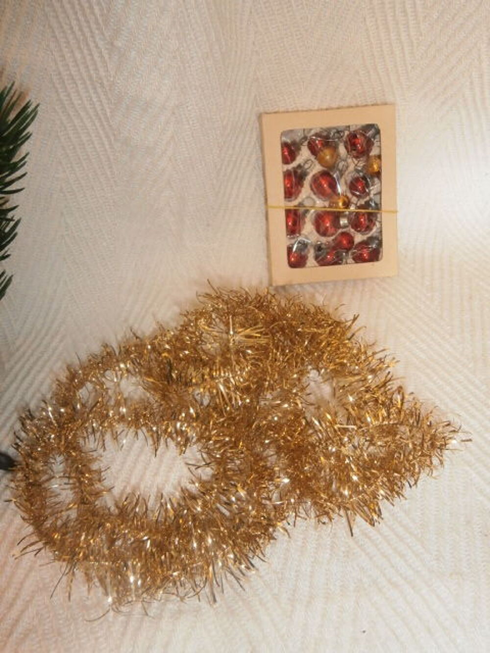 Sapin de No&euml;l en plastique avec ces d&eacute;corations Décoration