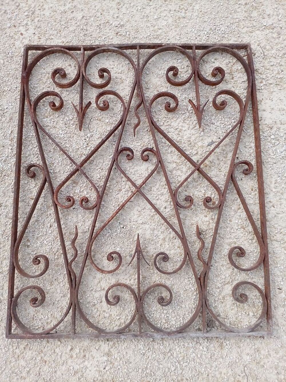 Grille en fer forg&eacute; de 1930 , Décoration