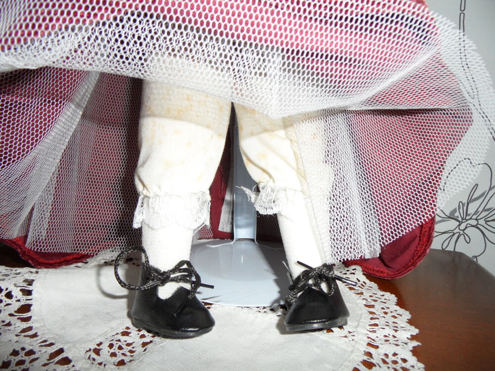 Poup&eacute;e de Collection en Tenue Traditionnelle 