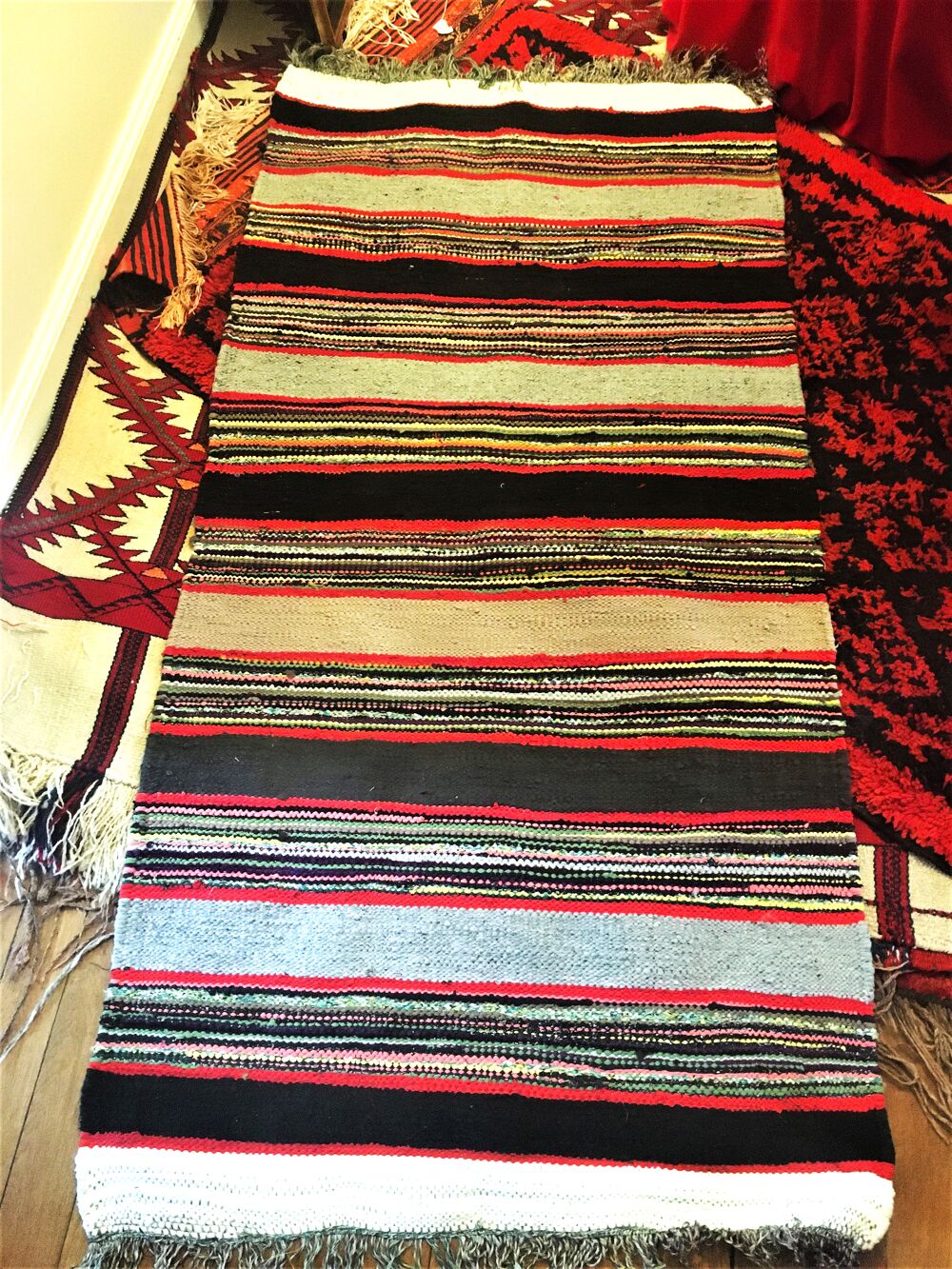 Tapis en laine et coton multicolore. Décoration