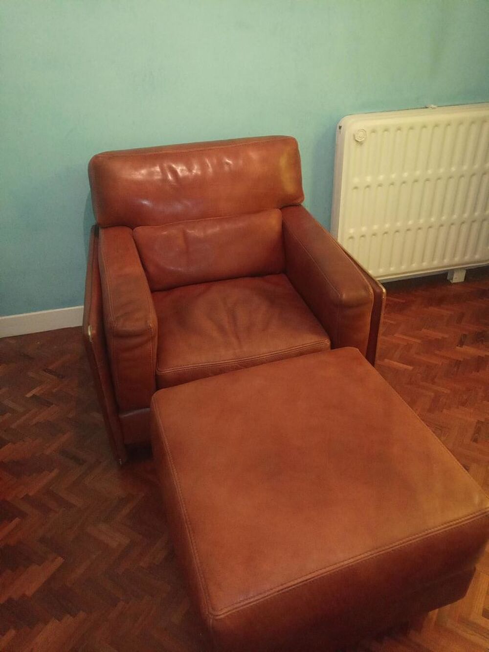 Ensemble canap&eacute; fauteuil et pouf en cuir
Meubles