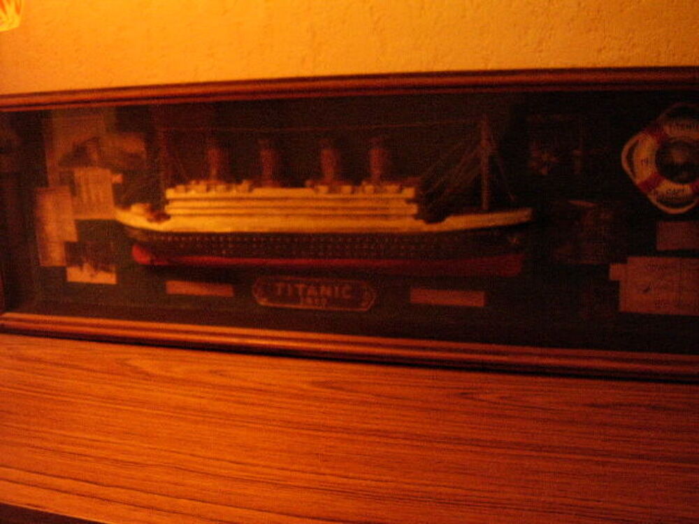 Maquette du Titanic sous vitrine. 