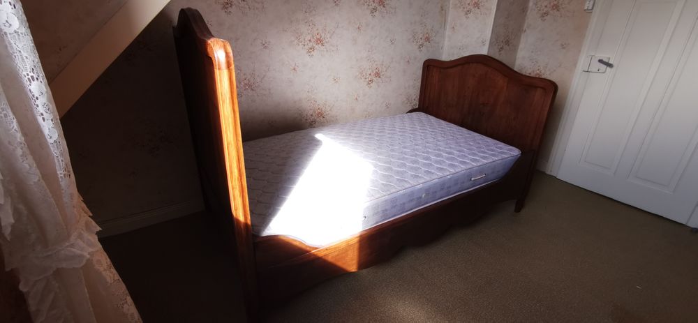 Lit ancien en ch&ecirc;ne massif avec matelas neuf Meubles