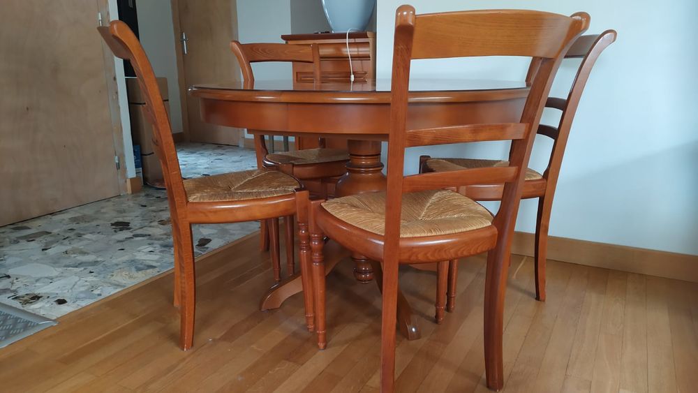 Table ronde et chaises Meubles