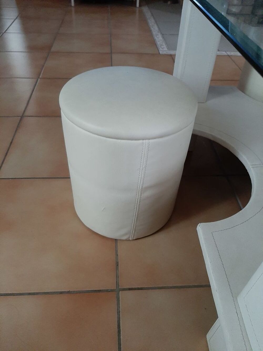 table basse moderne blanche avec plateau en verre et 4 poufs Meubles