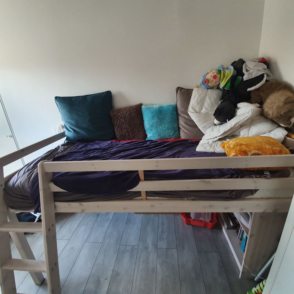 Lit hauteur enfant + &eacute;tag&egrave;re assortie. Mobilier enfants