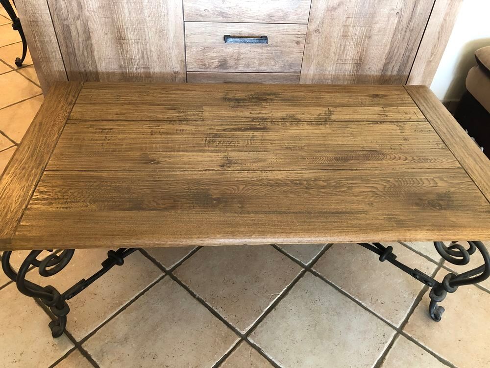 Table basse bois massif ch&ecirc;ne clair. Pieds en fer forg&eacute;. Meubles