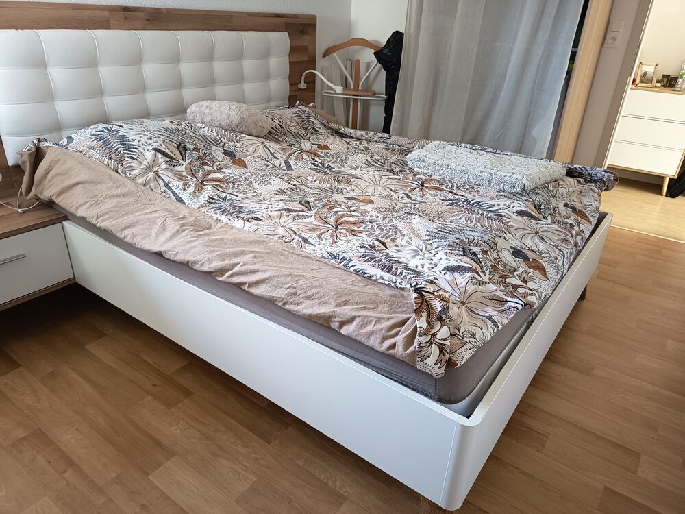 Cadre de lit Queen size Ricciane 160x200 avec sommier Meubles