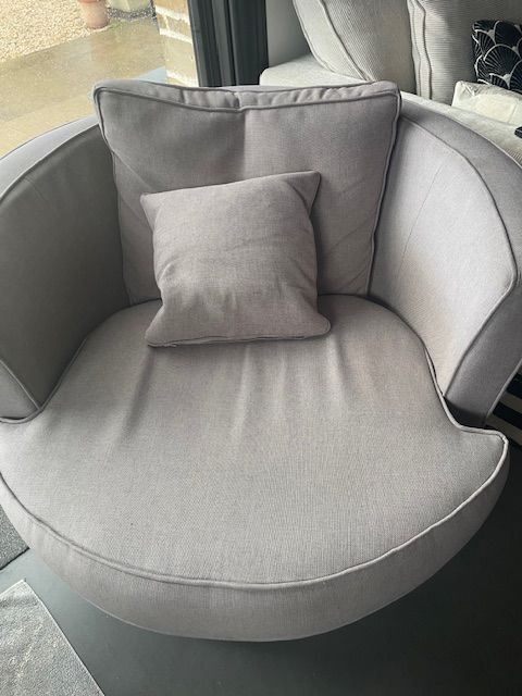 une paire de fauteuil contemporain pivotant 180 Bretignolles-sur-Mer (85)