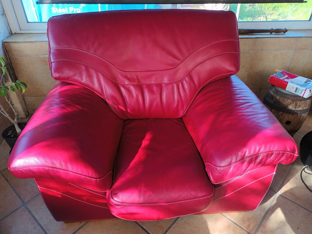 fauteuilet canap&eacute; rouge en cuir Maroquinerie