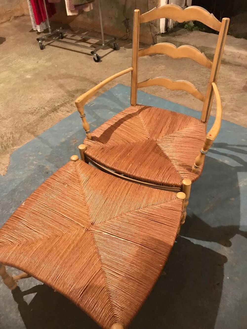 Tr&egrave;s joli fauteuil proven&ccedil;al avec son repose-pieds. Meubles