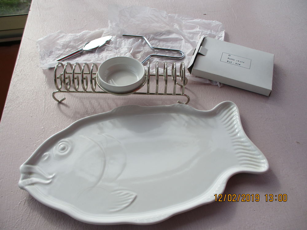 Plat pour saumon + Porte toasts chrom&eacute;. Meubles