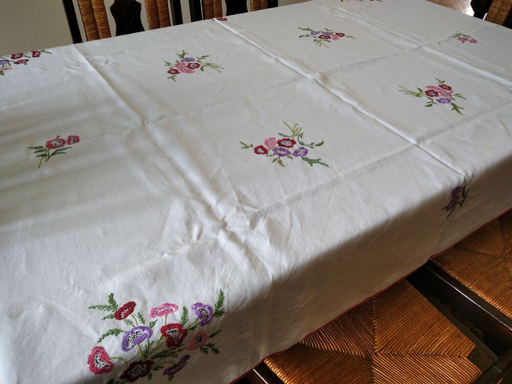 Nappe vintage brod&eacute;e main + 10 serviettes assorties Décoration