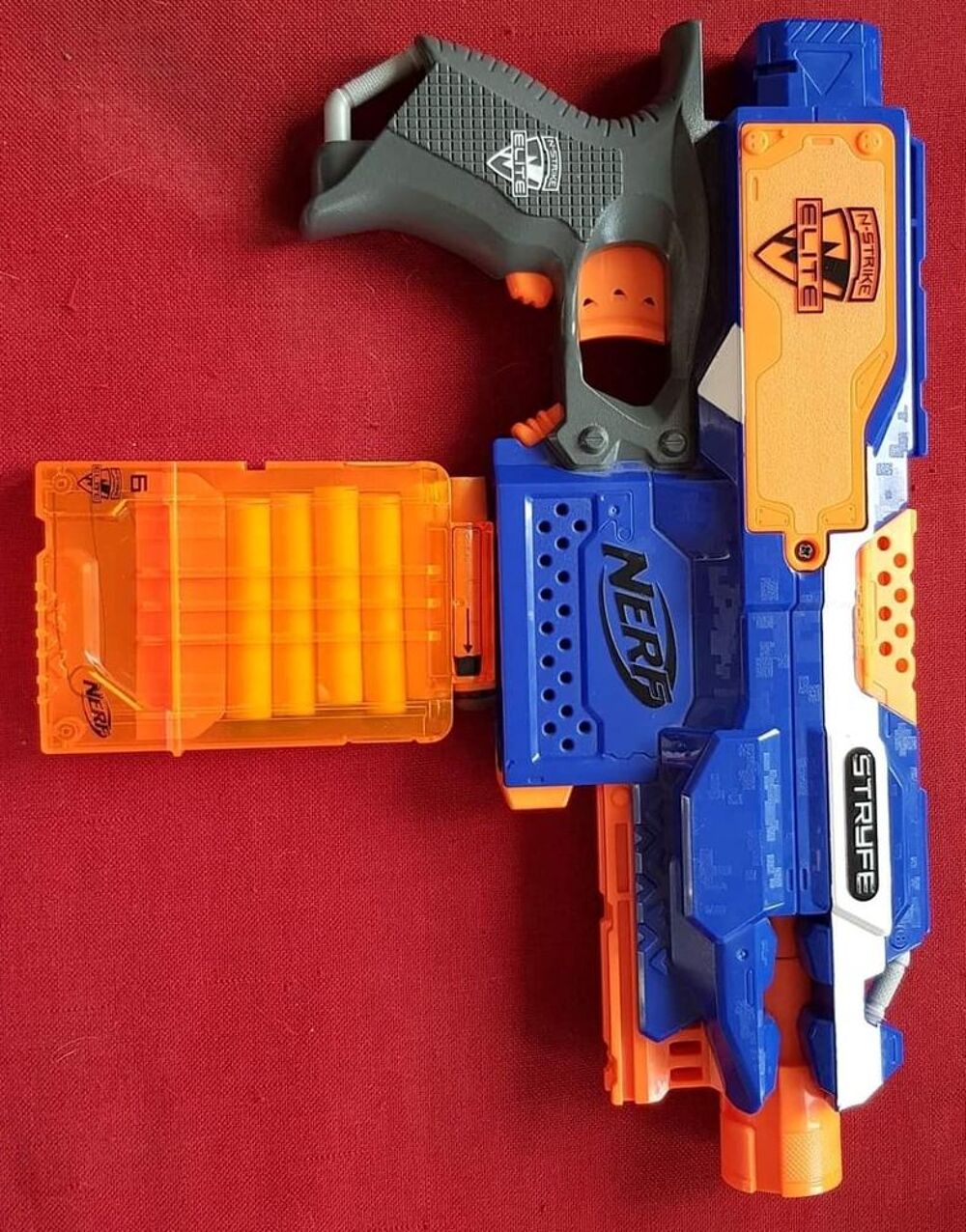 2 pistolets nerfs (1 manuel, 1 &eacute;lectrique, beaucoup de munit Jeux / jouets