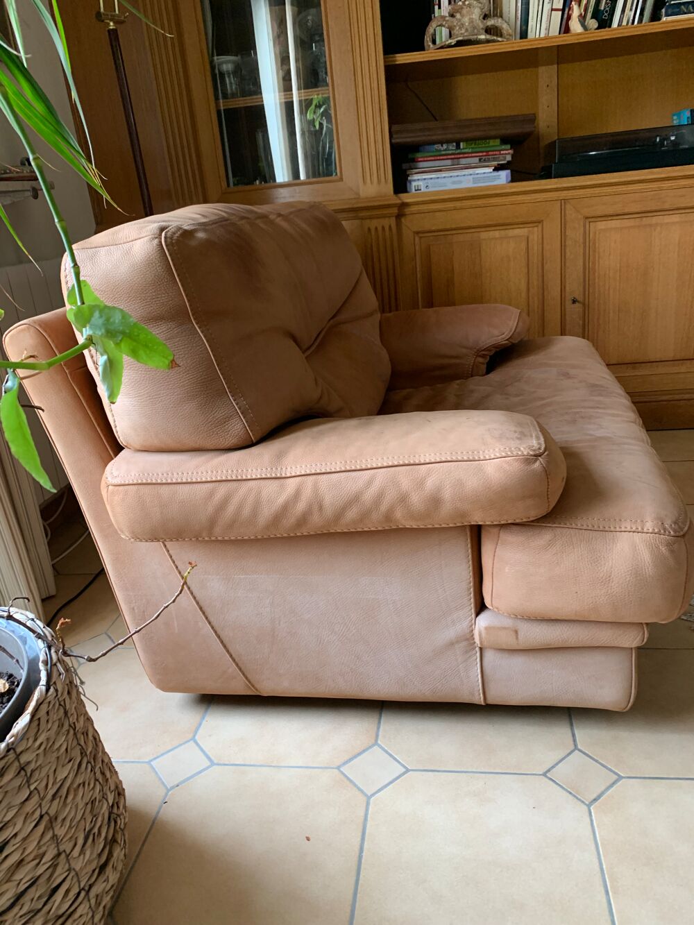 fauteuil nubuck 
L110 cm
P 96 cm
H 85 cm Meubles