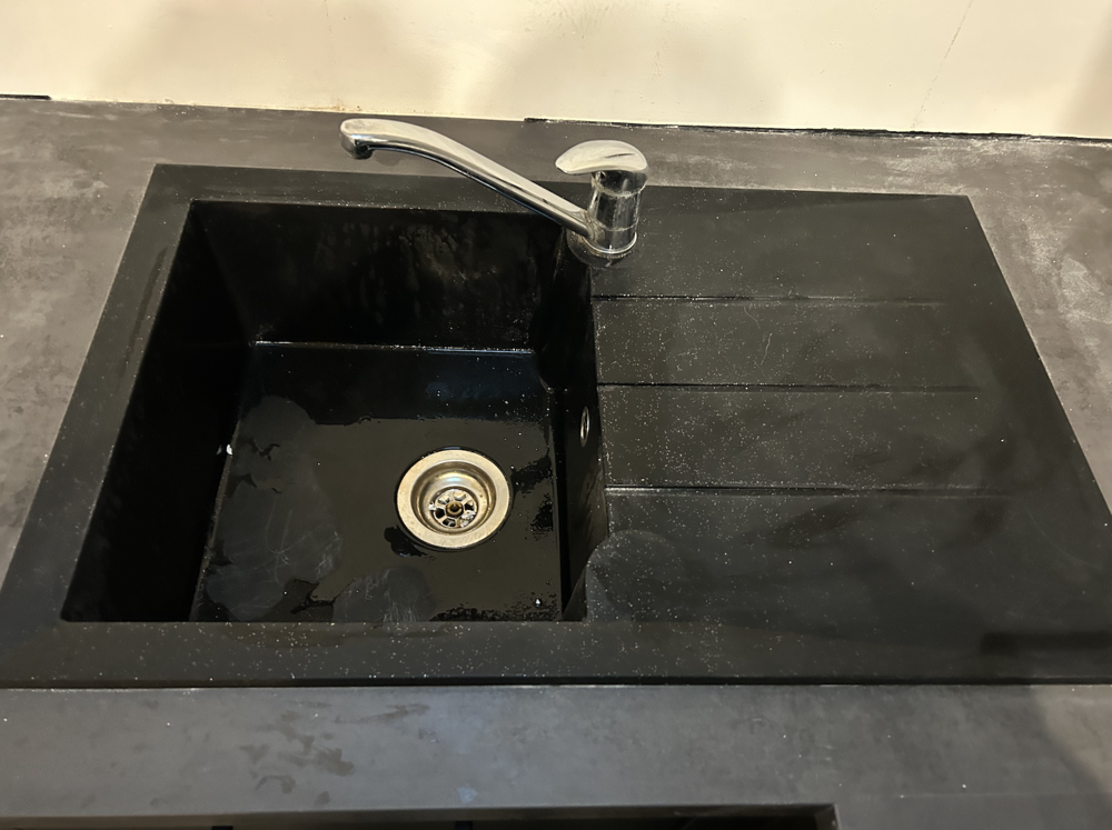 &Eacute;vier noir avec mitigeur argent Electroménager